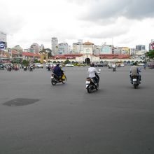 路線バス停留所から、市場を望む