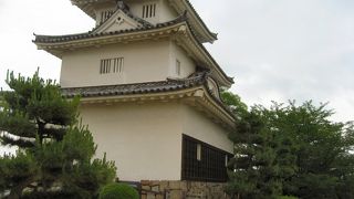 キツーイ坂を上るとそこに丸亀城