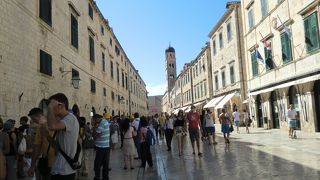 ツルツルになった石畳