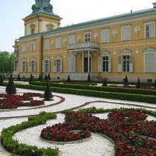 宮殿の周りをぐるりと　庭園が取り囲んでいます