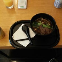 台北のラウンジの牛肉麺