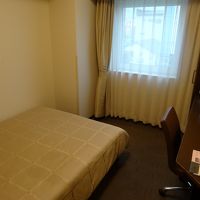 シングルルームの室内になります。
