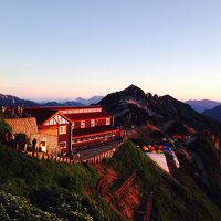 朝日にあたる燕山荘