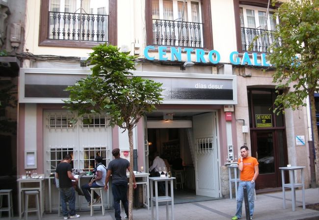 創作料理を提供するモダンなレストラン