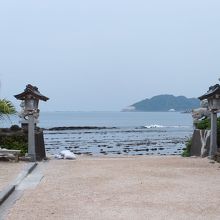 振り返ると、海。