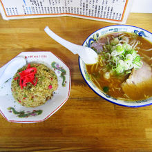 みそラーメンとチャーハン。