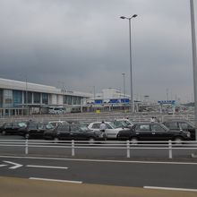 空港ビル　手前が国際線　次にANA他、そして奥がJAL他