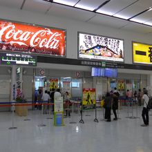 搭乗口　荷物チェック入り口付近