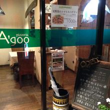 見えていないが右側がメインの席