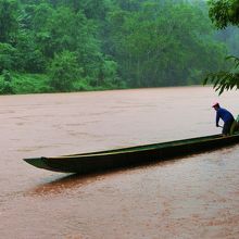 滝まではこのボートに乗ってのアクセスとなります