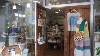 沖縄らしい絵柄の小物が手頃な価格であるお店