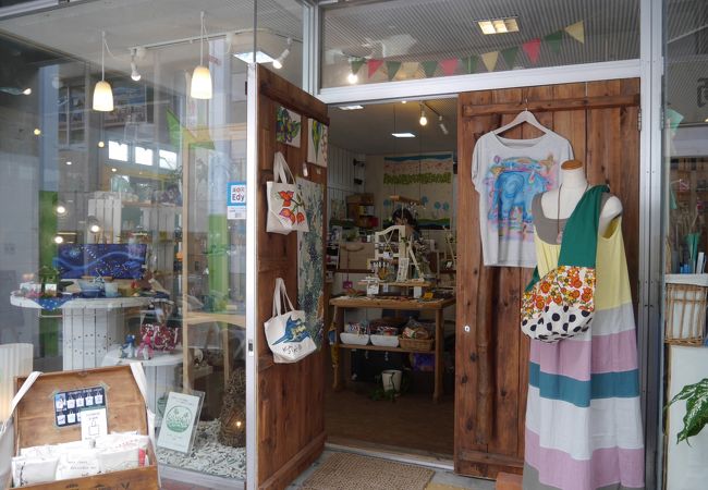 沖縄らしい絵柄の小物が手頃な価格であるお店