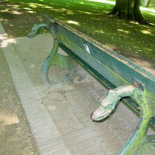 公園のベンチ　背もたれがドラゴン