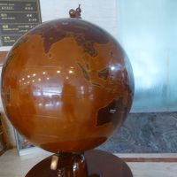 ホールの木製地球儀が、風格あり