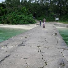 海から島に向かってのアングルです