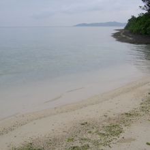 西桟橋のある綺麗な浜です