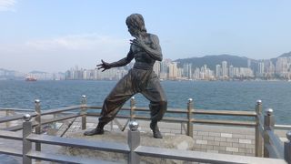 とりあえずブルースリーの銅像と記念撮影