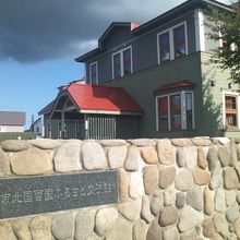 入口の標識と建物の外観