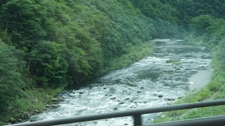 鮎釣りをする人の影がちらほら