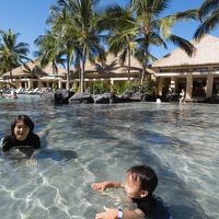 子供用砂浜プールです。たくさんのプールがあります。