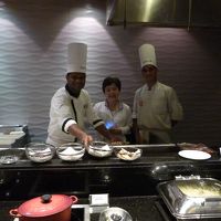 フレンドリーなシェフが厨房でナンの作り方を実演してくれました