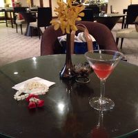 ラウンジでのカクテルタイム