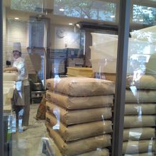 店内に入ると、ガラス越しに工房が覗けます（＠＠）