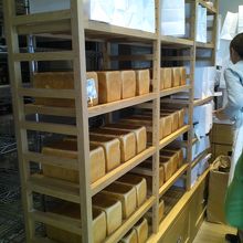 焼きあがったそばから、紙袋にIN。