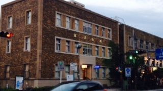 日本大通りの終点に建つ