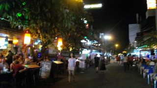 夜は気軽に食べれる処が多く便利