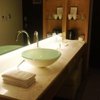 バスルームから独立している手洗い。化粧がしやすいです。