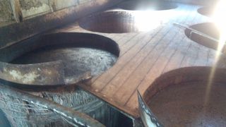 醤油を作る蔵を見学できる