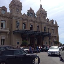 建物前には高級車がいっぱい。