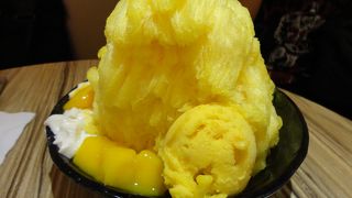大きなマンゴーかき氷