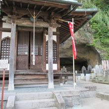 墓所に建つ観音堂