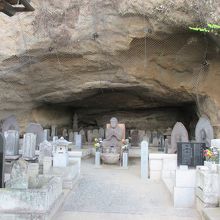 観音堂横のやぐら様の洞