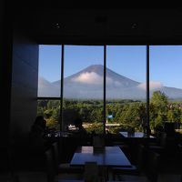 朝食バイキング会場から望む朝の富士山