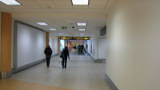 こじんまりとした空港、空港から市内にはシャトルバスが安くて便利