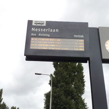 ホテル前のバス停