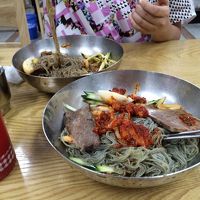 近くに有名な冷麺屋さんがあります