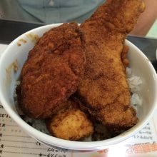 カツ、メンチ、チキンカツのミックス丼