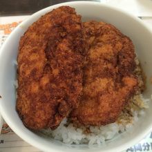 メンチ2枚のパリ丼