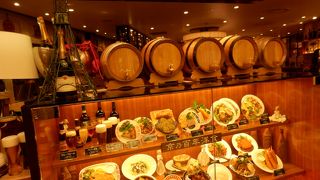 阪急うめだ本店の東洋亭、いつも待の長い列が続いている