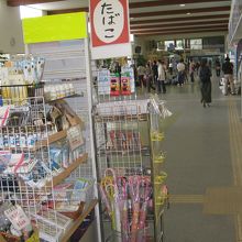 離島ターミナルのようす。この一角に食堂があります