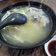 「鴨腿麺」はアヒル肉ラーメン