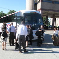 ホテル前から観光バスに乗ってツアーに出発