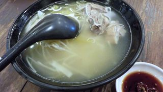 「鴨腿麺」はアヒル肉ラーメン