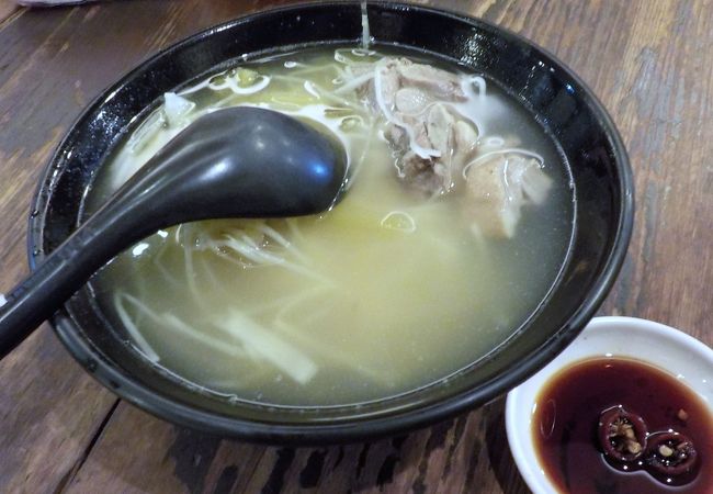 「鴨腿麺」はアヒル肉ラーメン