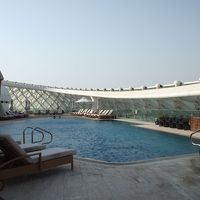 大人のプール。奥のソファも大きくてゆったり。