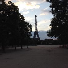 エッフェル塔全景が写せます。写真芸術的にはお勧め。